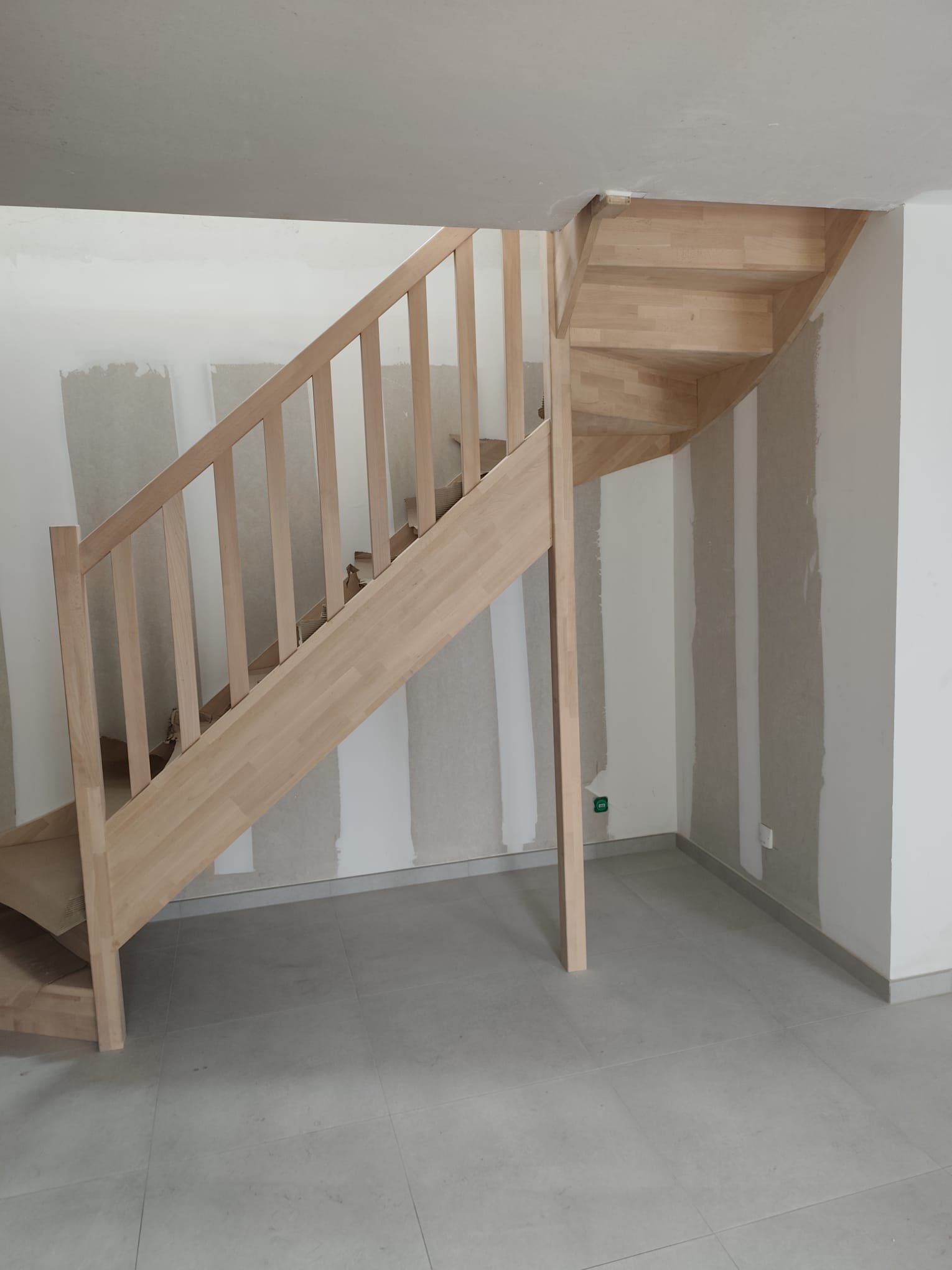 Pose d&rsquo;un escalier bois en hêtre dans une longère