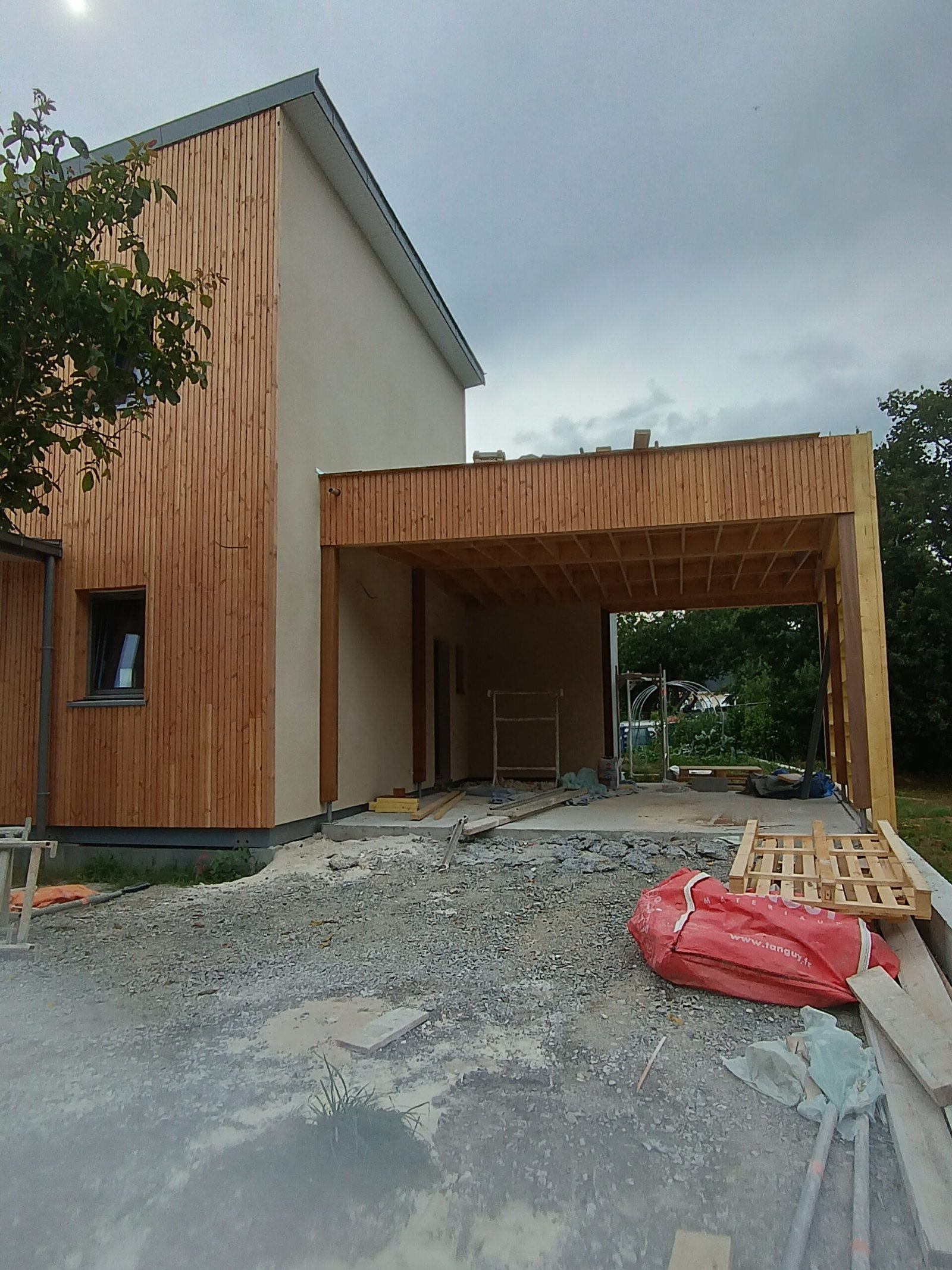 Carport toit plat bardage bois naturel